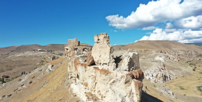 Karsın Sarıkamış ilçesinde bulunan sarp kayalık üzerindeki Micingirt Kalesi