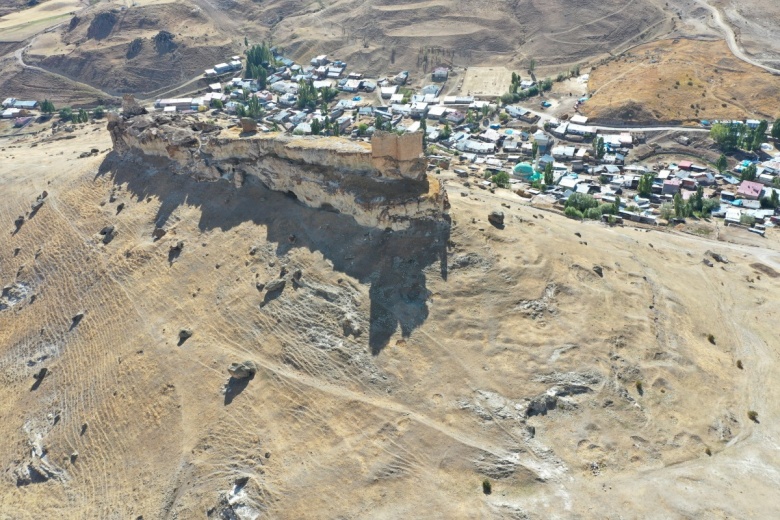 Kars'ın Sarıkamış ilçesinde bulunan sarp kayalık üzerindeki Micingirt Kalesi