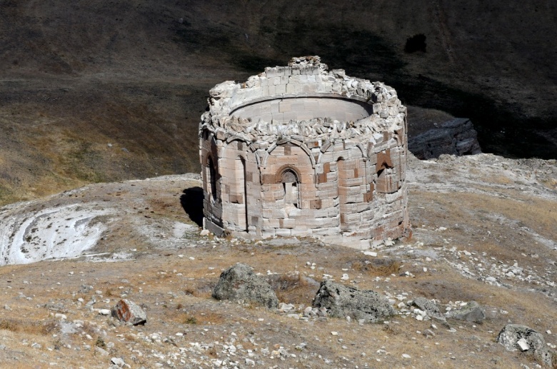 Kars'ın Sarıkamış ilçesinde bulunan sarp kayalık üzerindeki Micingirt Kalesi