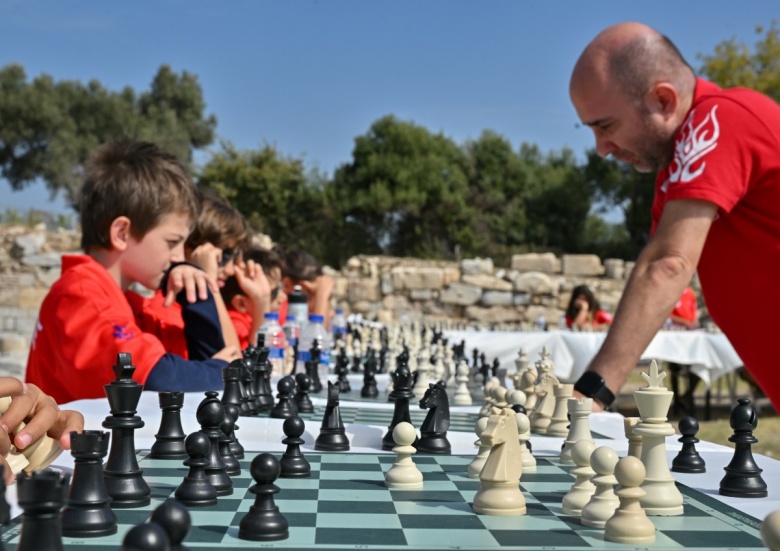 Teos Satranç Şenliği'nde 24 öğrenci aynı anda satranç ustası Cemil Aghamaliyev ile oynadı