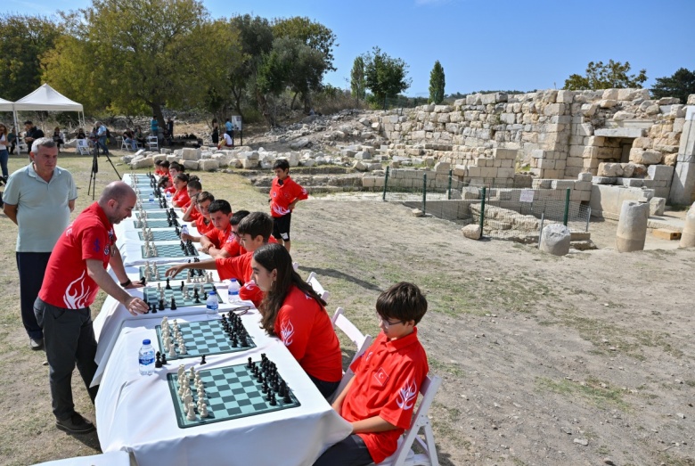 Teos Satranç Şenliği'nde 24 öğrenci aynı anda satranç ustası Cemil Aghamaliyev ile oynadı