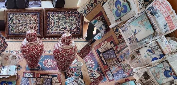 Eskişehir'de bir evde İznik Çinili vazolar ve tablolar ve çini karolar yakalandı