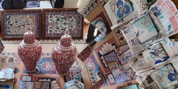 Eskişehirde bir evde İznik Çinili vazolar ve tablolar ve çini karolar yakalandı