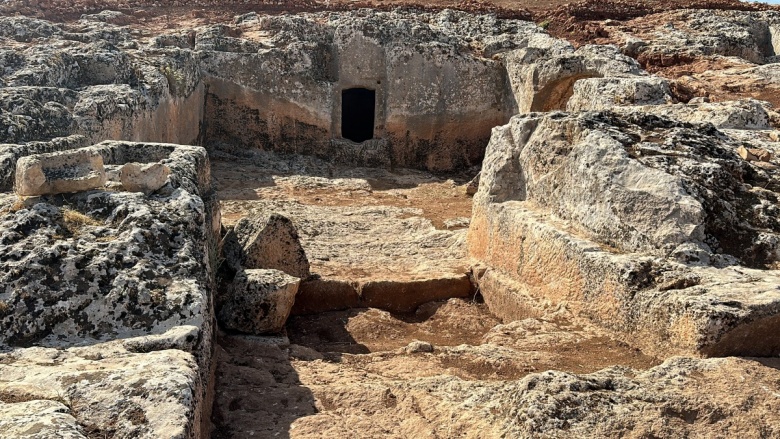 Adıyaman'da 18 kişinin gömüldüğü 2 bin yıllık 3 nişli bir oda mezar bulundu