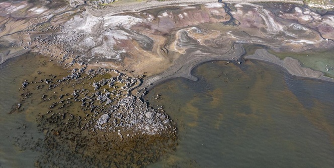 Van Gölünün suları kurudukça yeni arkeolojik kalıntılar ortaya çıkmaya devam ediyor
