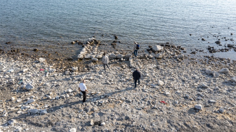 Van Gölü'nün suları kurudukça yeni arkeolojik kalıntılar ortaya çıkmaya devam ediyor