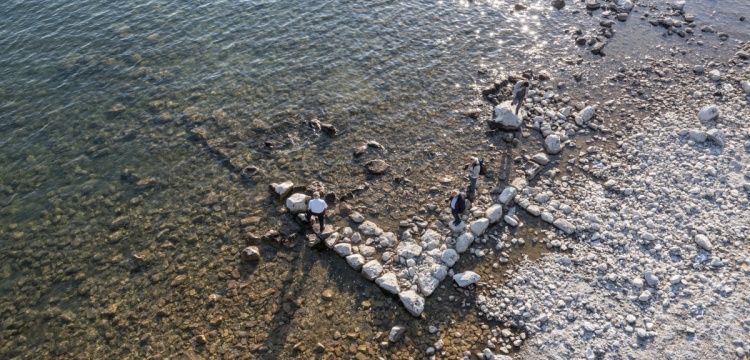 Van Gölü çekilince Urartu yapısı olduğu tahmin edilen tarihi iskele ve yapı kalıntıları ortaya çıktı