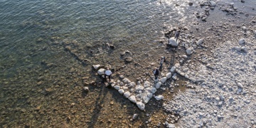 Van Gölü çekilince Urartu yapısı olduğu tahmin edilen tarihi iskele ve yapı kalıntıları ortaya çıktı