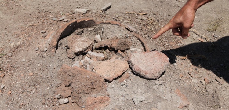 Ahlat'ın İç Kalesindeki arkeoloji kazısında 4 bin yıllık Karaz Kültürü seramikleri dikkat çekiyor