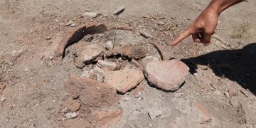 Ahlatın İç Kalesindeki arkeoloji kazısında 4 bin yıllık Karaz Kültürü seramikleri dikkat çekiyor