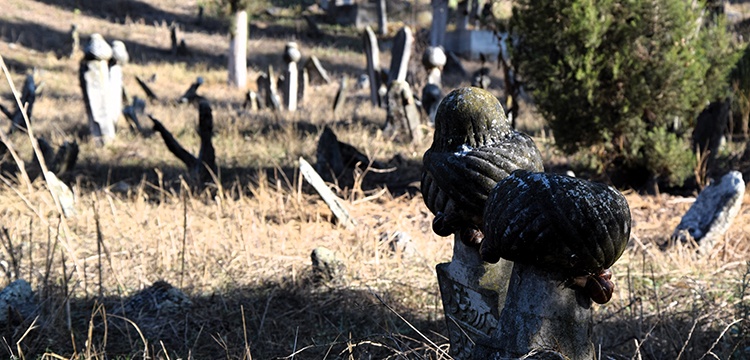 Bilecik'in Küplü köyündeki Osmanlı mezarlığında Rumlara ait 6 mezar bulundu