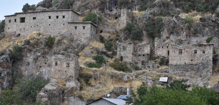 Çukurca'nın tarihi taş evlerinde restorasyon çalışmaları aralıksız sürüyor