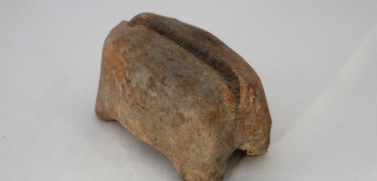 Ulucak Höyük'te 7 bin 700 yılık sığır şeklinde seramik marangozluk aleti bulundu
