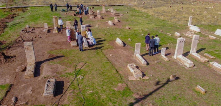 Gevaş'taki Selçuklu Mezarlığı'nda 1305 tarihli mezar taşı bulundu