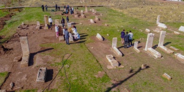 Vandaki Selçuklu Mezarlığında 8 taş sandukalı mezar gün yüzüne çıkarıldı