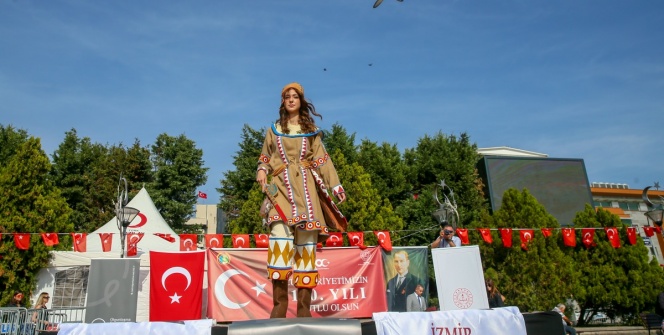 İzmirde Anadolu Selçuklu döneminden Cumhuriyete kıyafetler defilesi yapıldı