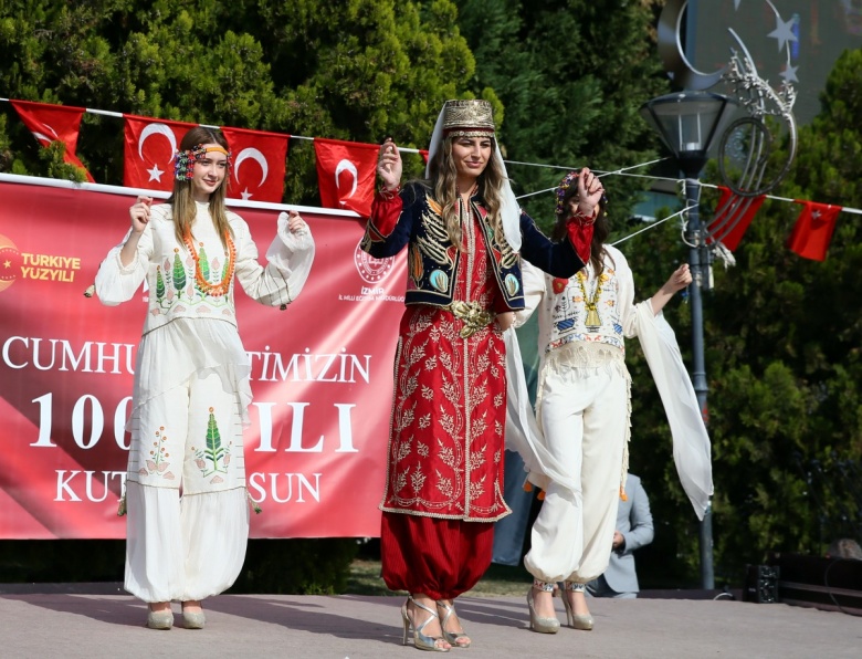 İzmir'de Anadolu Selçuklu döneminden Cumhuriyete kıyafetler defilesi yapıldı