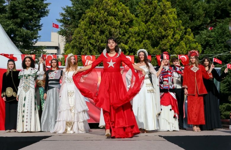 İzmir'de Anadolu Selçuklu döneminden Cumhuriyete kıyafetler defilesi yapıldı