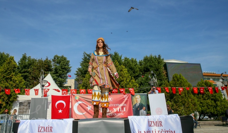 İzmir'de Anadolu Selçuklu döneminden Cumhuriyete kıyafetler defilesi yapıldı