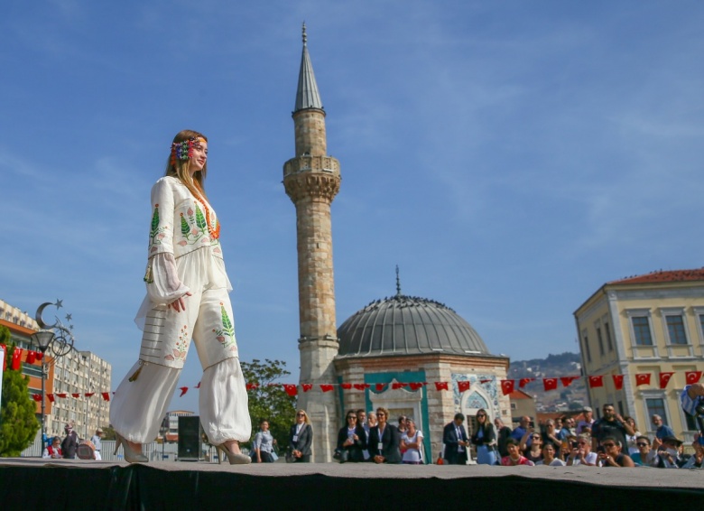 İzmir'de Anadolu Selçuklu döneminden Cumhuriyete kıyafetler defilesi yapıldı