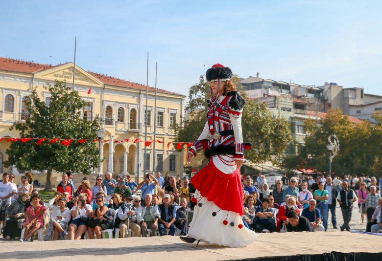 İzmir'de Anadolu Selçuklu döneminden Cumhuriyete kıyafetler defilesi yapıldı