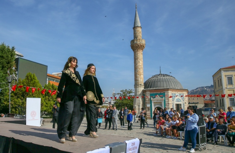 İzmir'de Anadolu Selçuklu döneminden Cumhuriyete kıyafetler defilesi yapıldı