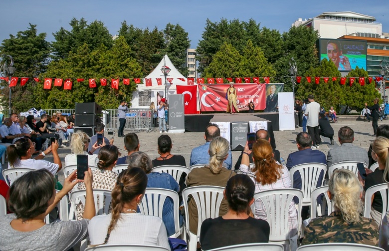 İzmir'de Anadolu Selçuklu döneminden Cumhuriyete kıyafetler defilesi yapıldı