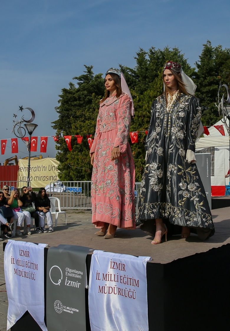 İzmir'de Anadolu Selçuklu döneminden Cumhuriyete kıyafetler defilesi yapıldı