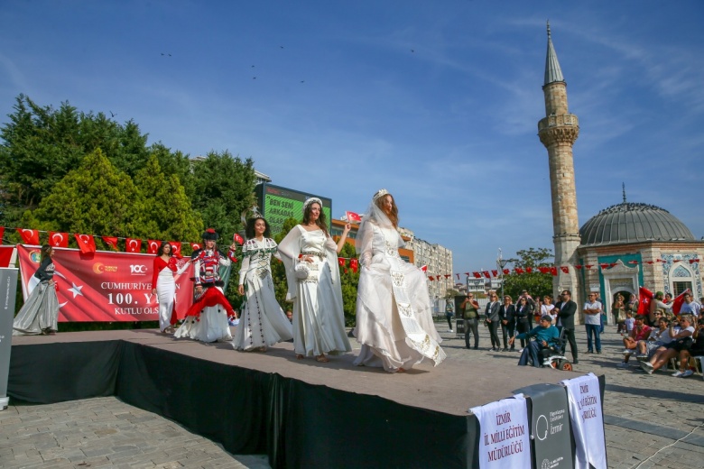 İzmir'de Anadolu Selçuklu döneminden Cumhuriyete kıyafetler defilesi yapıldı