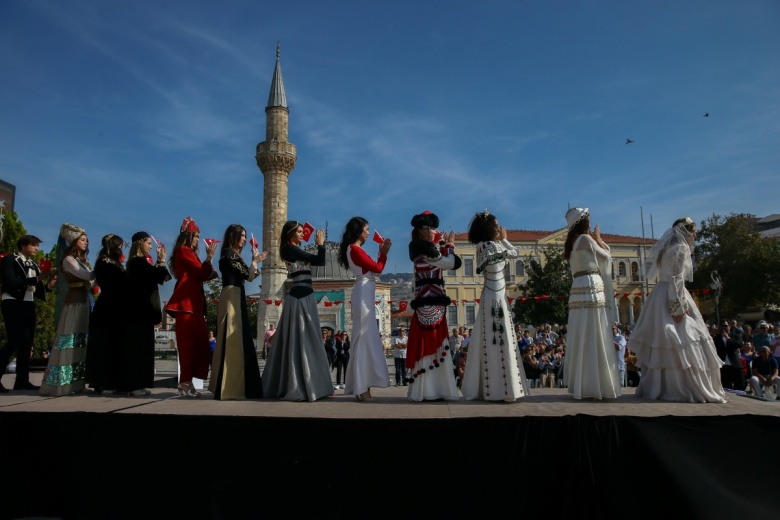 İzmir'de Anadolu Selçuklu döneminden Cumhuriyete kıyafetler defilesi yapıldı