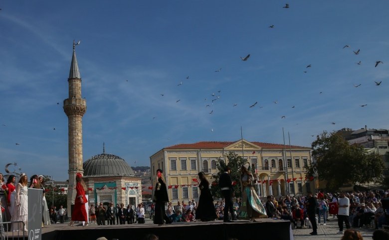 İzmir'de Anadolu Selçuklu döneminden Cumhuriyete kıyafetler defilesi yapıldı