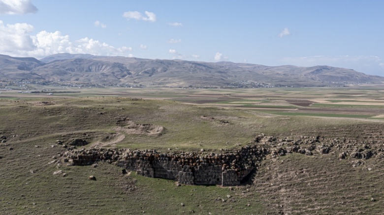 Van'ın Muradiye ilçesinde 2800 yıllık Urartu Tapınağı ve çivi yazılı kitabeleri bulundu