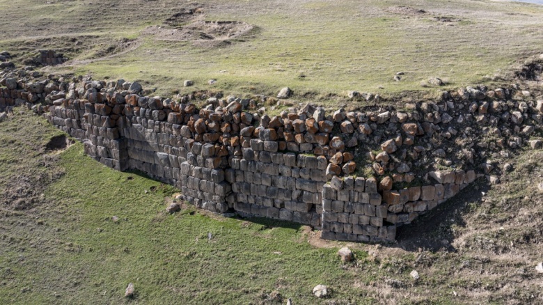 Van'ın Muradiye ilçesinde 2800 yıllık Urartu Tapınağı ve çivi yazılı kitabeleri bulundu