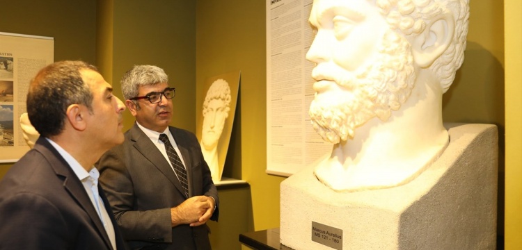 Burdur Valisi Gezilip Görülmeye Değer Müze'deki arkeolojik eserlere hayran kaldı
