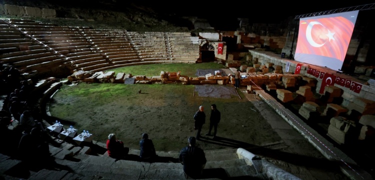 Düzce'deki Antik Tiyatronun tribünleri 2 bin sonra Cumhuriyet coşkusu ile doldu