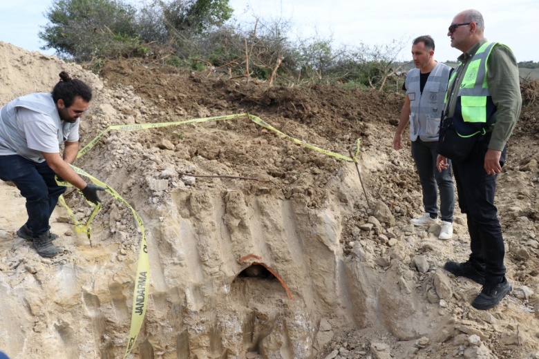 Yalova'da villa inşaatı kazısında biri kadın ve biri beğee ait iki küp mezar bulundu