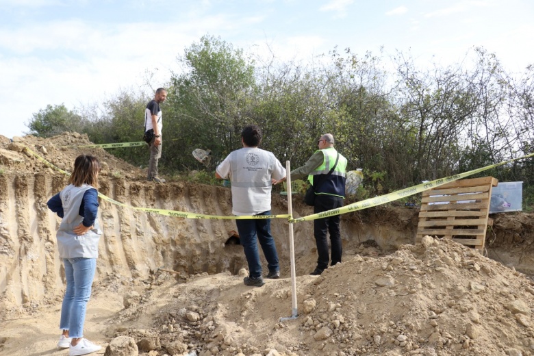 Yalova'da villa inşaatı kazısında biri kadın ve biri beğee ait iki küp mezar bulundu