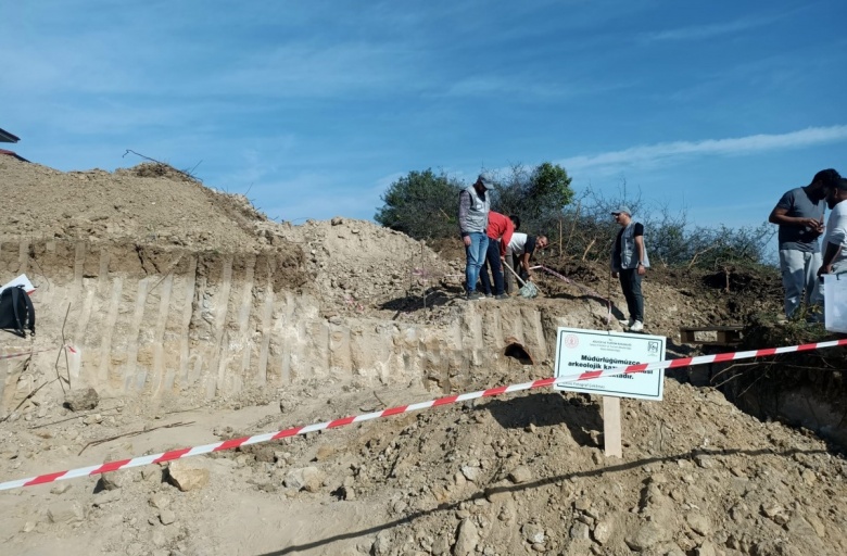 Yalova'da villa inşaatı kazısında biri kadın ve biri beğee ait iki küp mezar bulundu