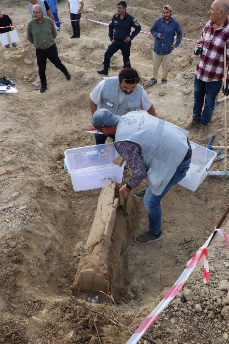 Yalova'da villa inşaatı kazısında biri kadın ve biri beğee ait iki küp mezar bulundu