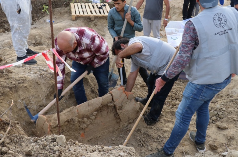 Yalova'da villa inşaatı kazısında biri kadın ve biri beğee ait iki küp mezar bulundu