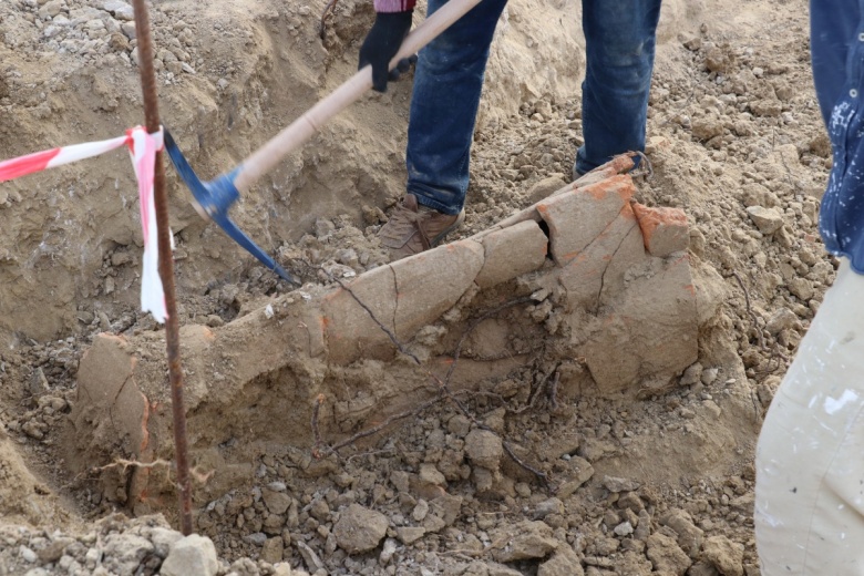 Yalova'da villa inşaatı kazısında biri kadın ve biri beğee ait iki küp mezar bulundu