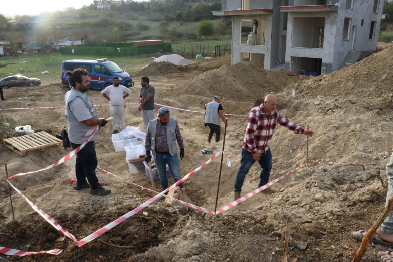 Yalova'da villa inşaatı kazısında biri kadın ve biri beğee ait iki küp mezar bulundu