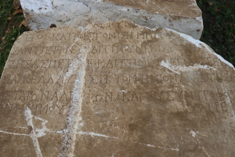 Arkeologlar Yalova'daki hafriyatta bulunan stelin nereden geldiğini araştırıyor