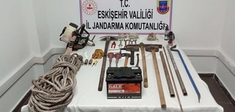 Eskişehir'de dinamitle kaçak kazı yapan 3 defineci yakalandı