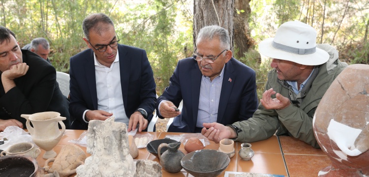 Kayseri Belediye Başkanı, Kültepe arkeoloji kazılarında çıkan kap ve heykelcikleri inceledi