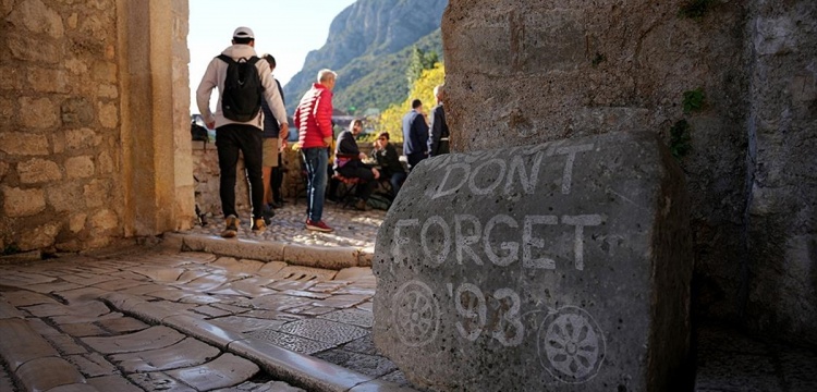 Tarihi Mostar Köprüsü'nün yıkılış yıldönümünde 'sessiz kınama' ihmal edilmedi