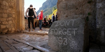 Tarihi Mostar Köprüsünün yıkılış yıldönümünde sessiz kınama ihmal edilmedi