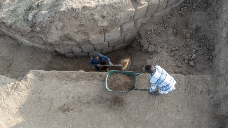 Van'ın Erciş ilçesindeki gizemli kentte arkeologlar bu yıl oval bir burç keşfettiler