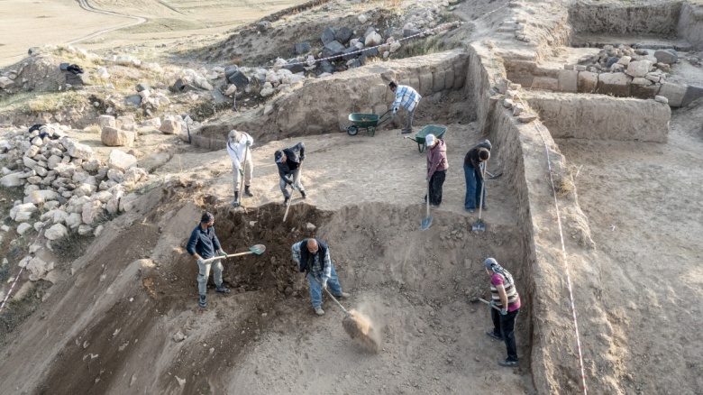 Van'ın Erciş ilçesindeki gizemli kentte arkeologlar bu yıl oval bir burç keşfettiler