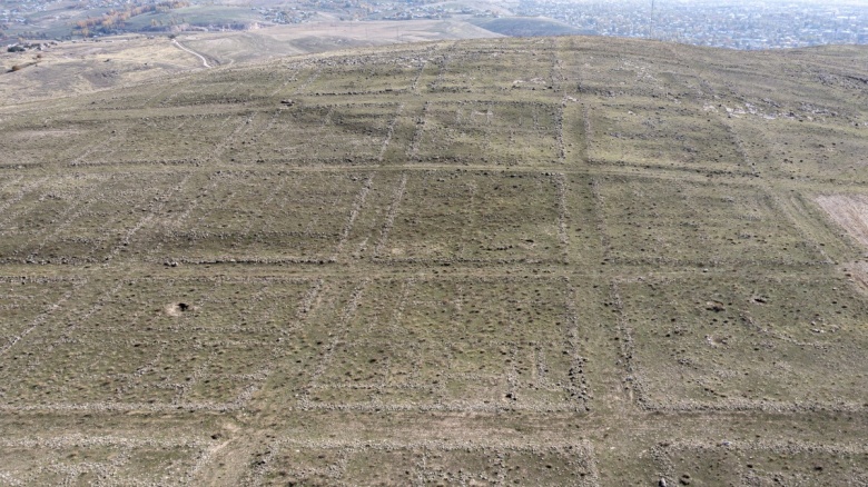 Van'ın Erciş ilçesindeki gizemli kentte arkeologlar bu yıl oval bir burç keşfettiler